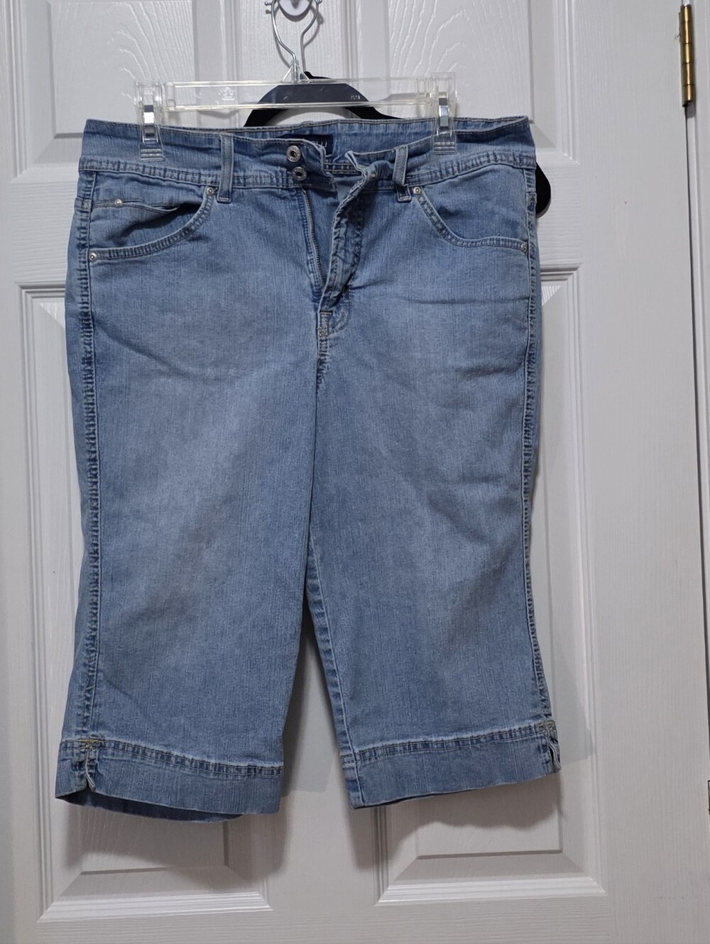 Light Wash Denim Capris for Women - Classic Summer Style